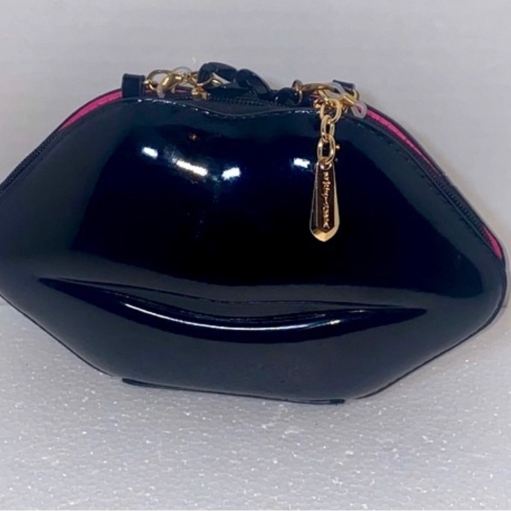 EUC Betsey Johnson Black Patent Leather Lip
Shoulder bag